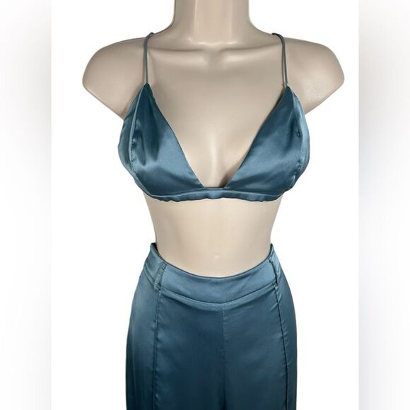 PrettyLittleThing Blue Satin Triangle Bralette & Wide Leg Trouser Set - Picture 4 of 9
